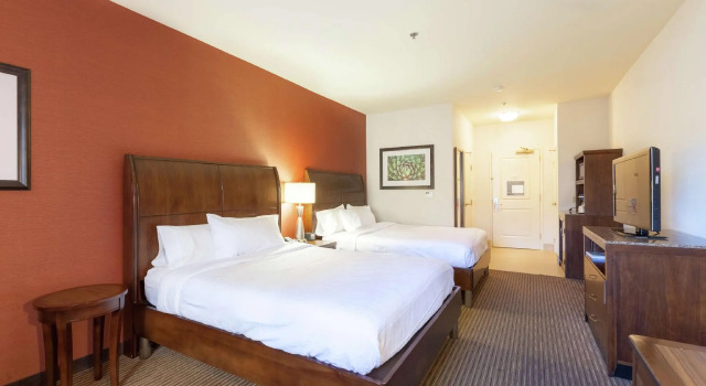 Четырёхместный номер Standard с видом на бассейн Hilton Garden Inn Palm Springs/Rancho Mirage