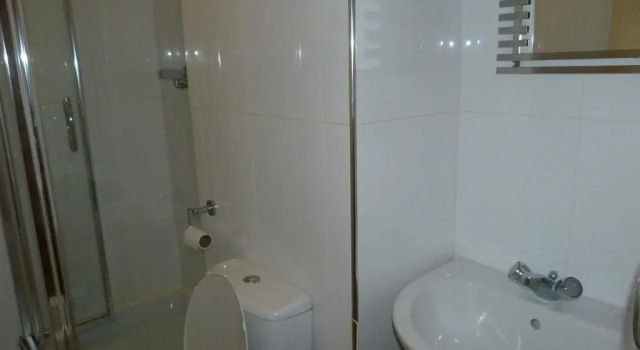 Кровать в общем номере International Inn