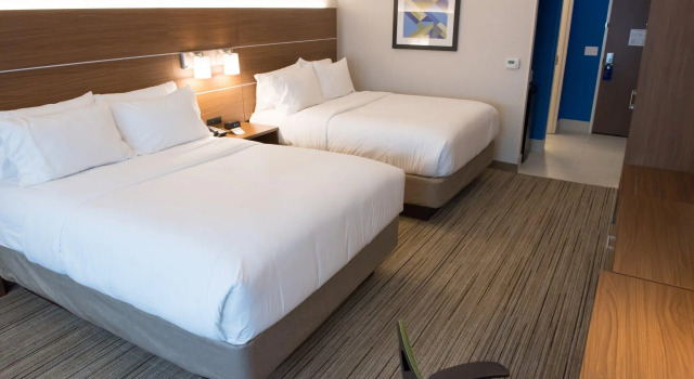 Четырёхместный люкс c 1 комнатой Holiday Inn Express & Suites Fort Wayne North by IHG