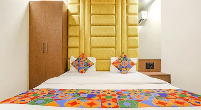 Номер Deluxe Fabexpress Versova Residency