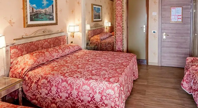 Четырёхместный номер Hotel Venezia