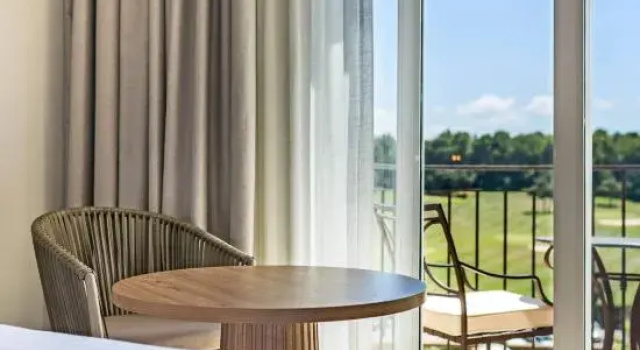 Четырёхместный номер Superior с балконом и с красивым видом из окна Denia Marriott La Sella Golf Resort & Spa