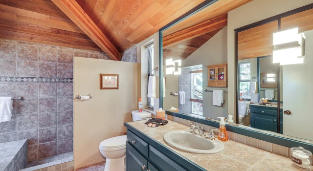 Коттедж 1 Mi to Lake Tahoe: Home w/ Hot Tub & Decks