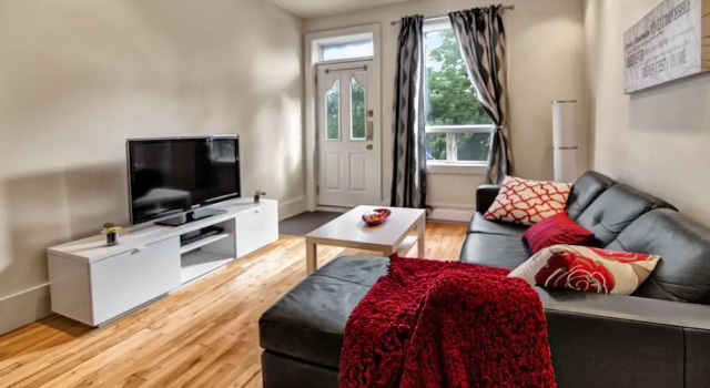 One Bedroom Apartment near Laurier Park offered by Short Term Stays, Rezervasyon Daire Montreal daireler, Ubisoft yakınında, Daire