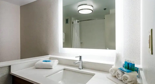 Двухместный люкс с диваном c 1 комнатой Holiday Inn Express & Suites Wilmington-University Center by IHG