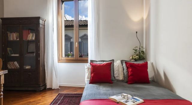 Апартаменты c 1 комнатой Renovated 19th-Century Apartment in an Authentic Area