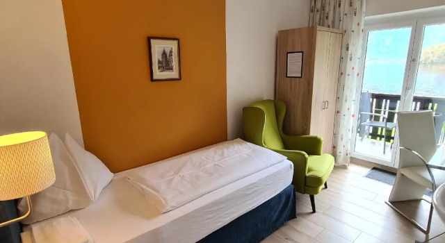 Кровать в общем номере (мужской номер) B&B Hallstatt Lake OBERTRAUN self check in