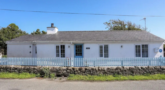 Ffrwd, Book Feriehus Llanfaelog Anglesey
