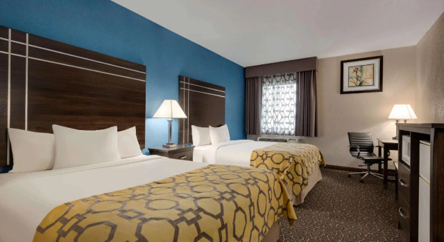 Четырёхместный номер Standard Baymont by Wyndham Muncie Near Ball State University