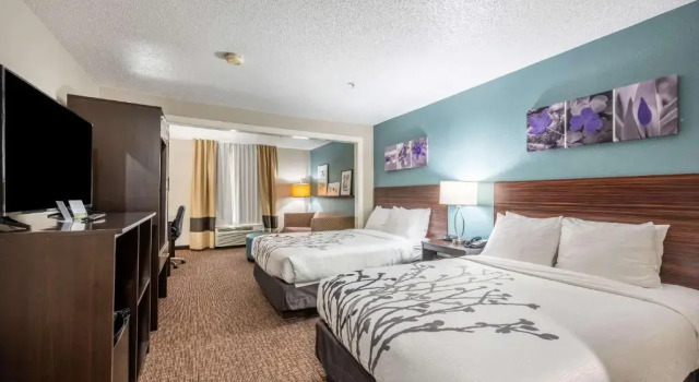 Четырёхместный люкс Sleep Inn & Suites