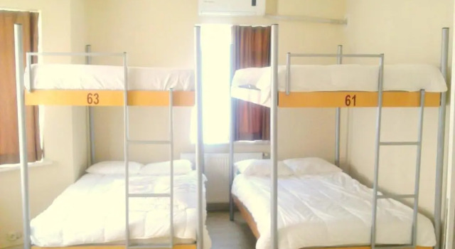Кровать в общем номере Kevins Hostel