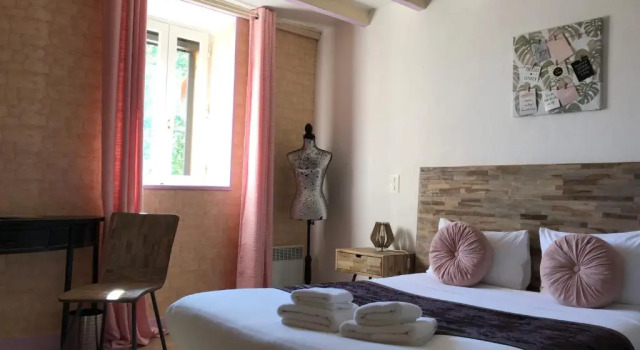 Двухместный номер Standard Hôtel Bien-Être Aux Cyprès de Marquay-Calme et élégance-Laissez-vous porter par une ambiance chaleureuse où chaque instant compte-Découvrez un havre de paix où nature et confort se marient pour vous offrir une expérience unique- Réservez dès aujourdhui