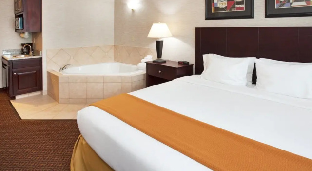 Двухместный номер Standard Holiday Inn Express & Suites Carrollton by IHG
