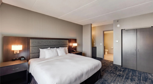 Люкс DoubleTree by Hilton Bloomington
