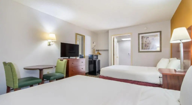 Четырёхместный номер Comfort Americas Best Value Inn Wadesboro