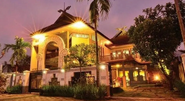 Кровать в общем номере Balai Melayu Hotel