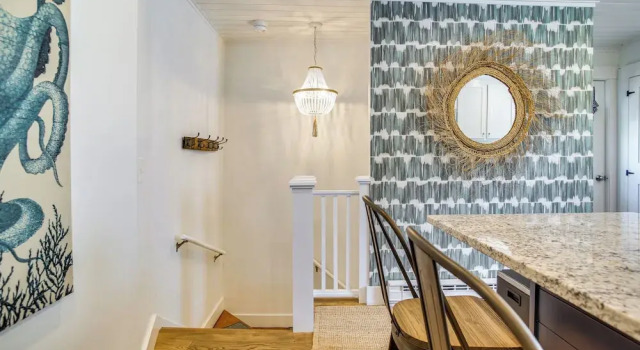 Airy Nantucket Escape in Historic Downtown!, Забронировать Апартаменты/квартира Апартаменты Нантакет, рядом с Театральная мастерская в г. Нантукет, Апартаменты/квартира