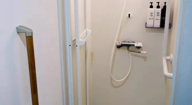 Кровать в общем номере с видом на канал Fukuoka Tabiji Hostel 福岡旅路ゲストハウス