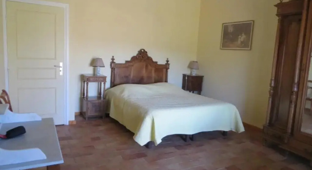La vache sur le toit, Boek Hotel Montagny Parijs