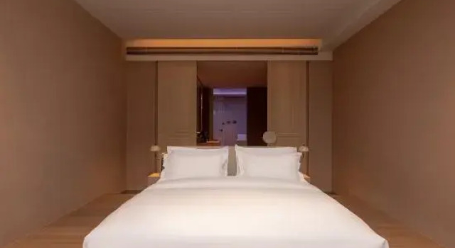 Семейный люкс с 2 комнатами с балконом и с видом на горы Отель Zhangjiajie Qishi Li Cave Homestay