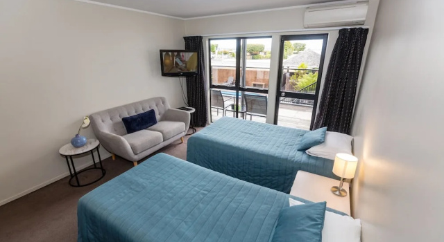 Апартаменты Superior c 1 комнатой с частичным видом Le Chalet Suisse Motel Taupo