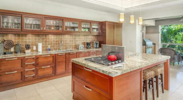 Вилла Luxurious Ho'olei 12-2, Lush View, Close to Pool, Sleeps 8 in Beds, Central AC!