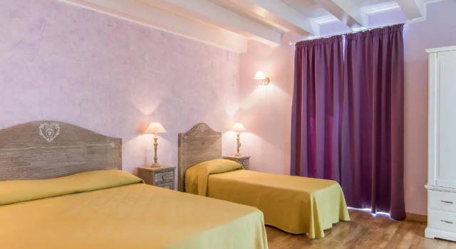 Трёхместный номер Standard с балконом B&B Apollo
