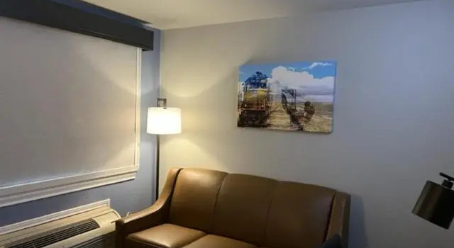 Люкс Deluxe Garden Inn and Suites Hebbronville