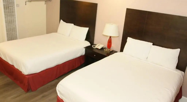 Четырёхместный номер Standard Town and Country Inn