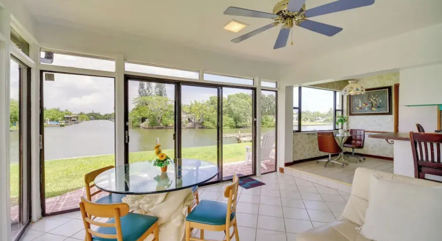 Cocoa Beach House on Banana River: Walk to Ocean!, Varaa Hotelli Hotellit Space Coast pysäköinnillä, Pysäköinti