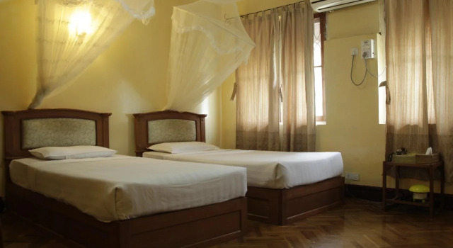 Hotel Rainbow, Забронировать Отель Отели Янгон с парковкой, рядом с Embassy of the Republic of Singapore, Парковка