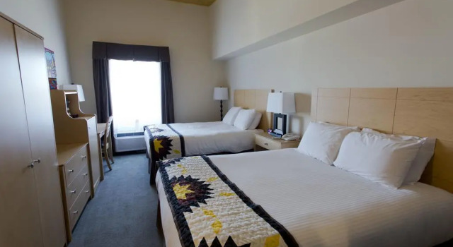 Manitoulin Hotel and Conference Centre, Rezerwuj Hotel Hotele w Little Current z basenem, Basen