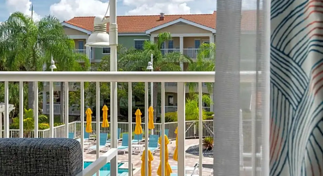 Четырёхместный номер Standard с видом на бассейн DoubleTree Suites by Hilton Naples