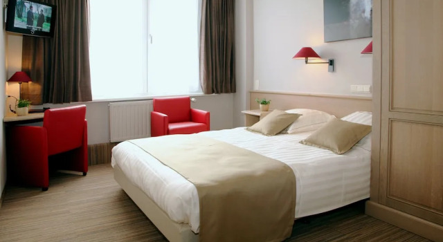 Номер Superior Ambassador Hotel