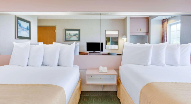 Четырёхместный номер Standard Microtel Inn by Wyndham Greensboro