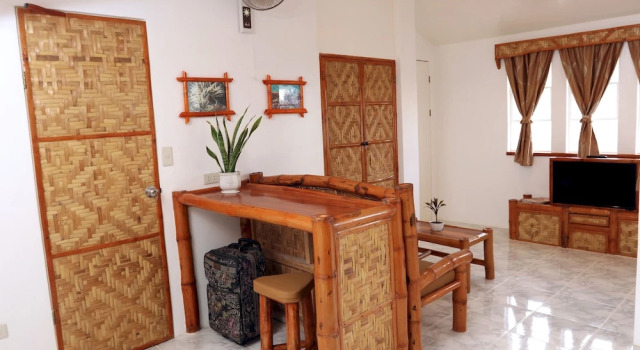 Люкс с балконом Guindulman Bay Tourist Inn