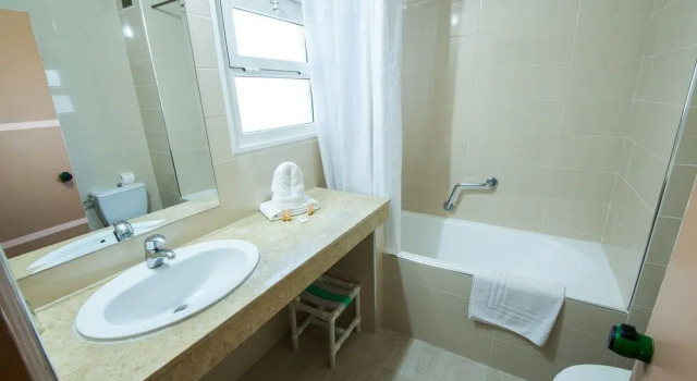 Кровать в общем номере Hotel Akouas