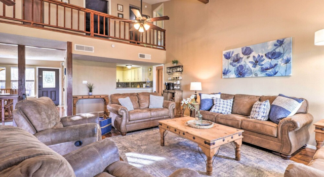 Lakefront Home w/ Point Venture Golf Access, Забронировать Апартаменты/квартира Лейкуэй Greater Austin, рядом с Загородный клуб Лейкуэя