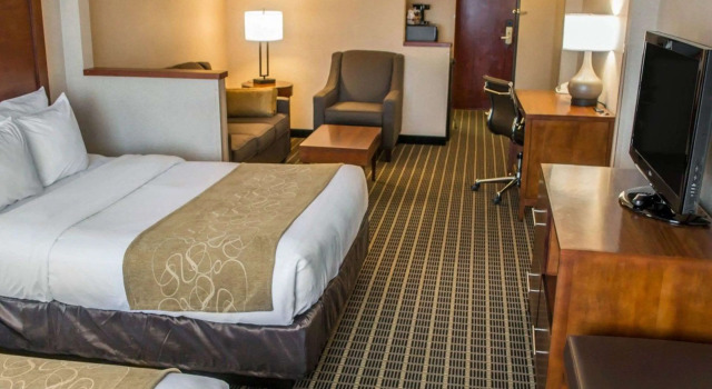 Четырёхместный люкс Comfort Suites Portland Southwest