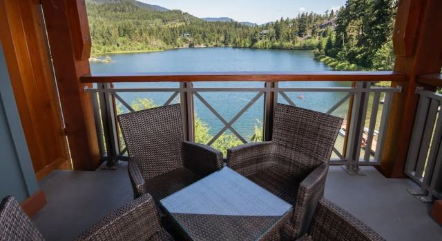 Люкс с 2 комнатами с балконом и с видом на озеро Nita Lake Lodge