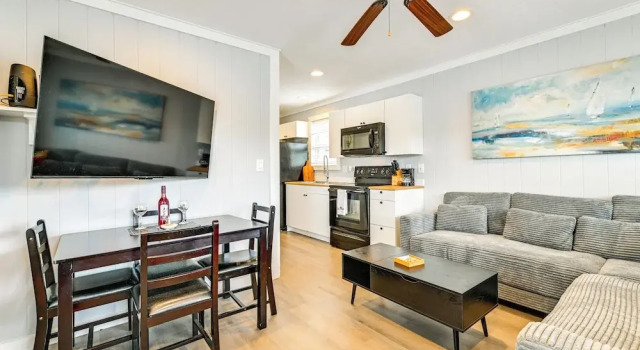 Waterfront Living & Resort Perks! Lake Norman Stay