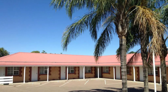 Charles Rasp Motor Inn & Cottages, Забронировать Отель Брокен-Хилл Новый Южный Уэльс