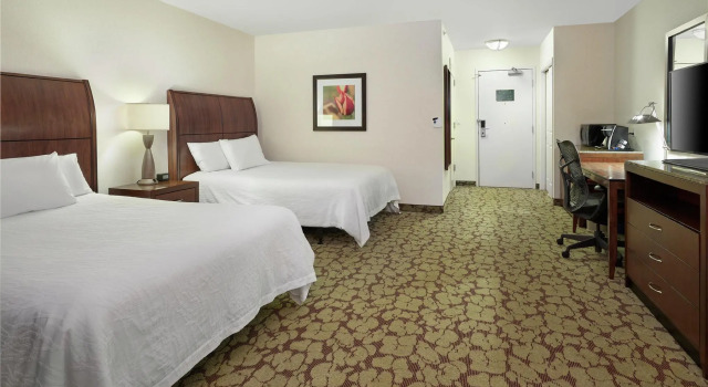 Четырёхместный номер Standard Hilton Garden Inn West Edmonton