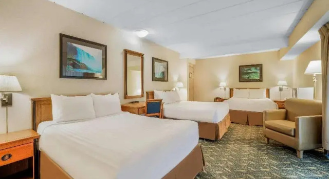 Номер Standard с балконом Travelodge by Wyndham Niagara Falls At the Falls