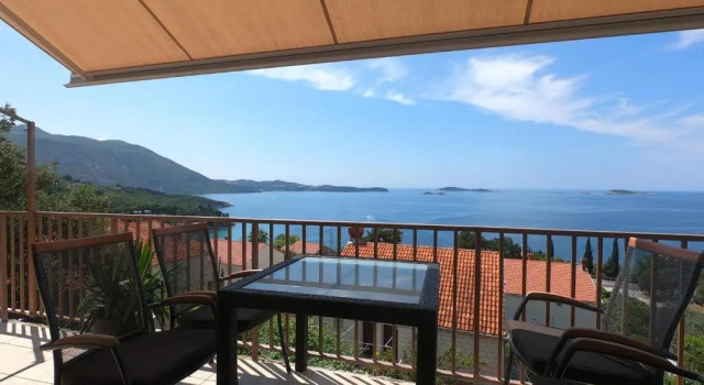 Апартаменты с 2 комнатами с балконом и с видом на море Apartments La Perla