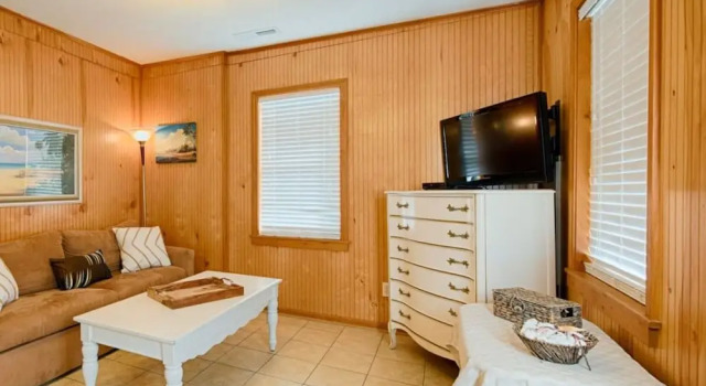 CG Beach Bungalow #3, Забронировать Отель Отели Норт-Миртл-Бич с парковкой, рядом с Заповедник Расселл-Берджесс-Костал, Парковка