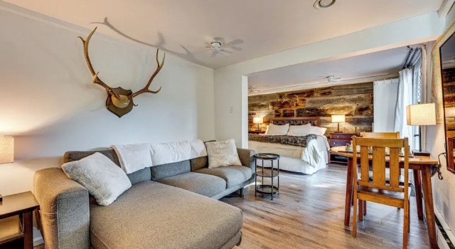 Mtn-view Retreat w/ Deck & Hot Tub in Estes Park, Забронировать Дом для отпуска Эстес-Парк Rocky Mountain National Park, рядом с Сквер Barlow Plaza