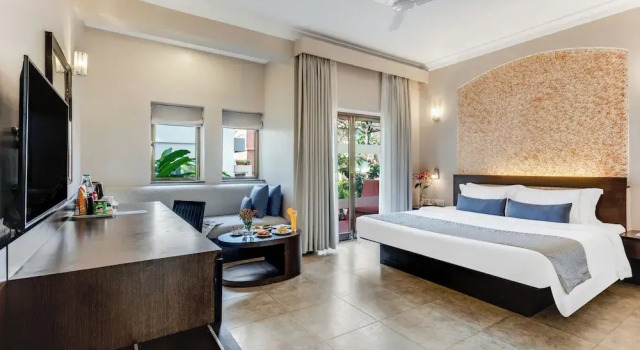 Люкс с балконом Whispering Palms Beach Resort