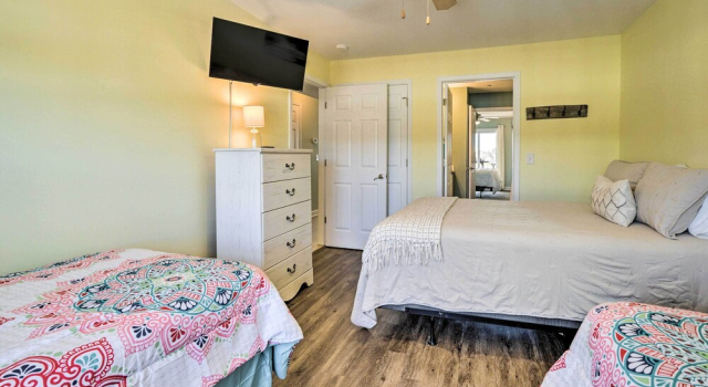 Oak Island Condo - Walk to the Beach!