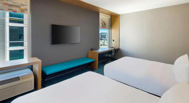 Четырёхместный номер Standard Aloft by Marriott Milwaukee Downtown